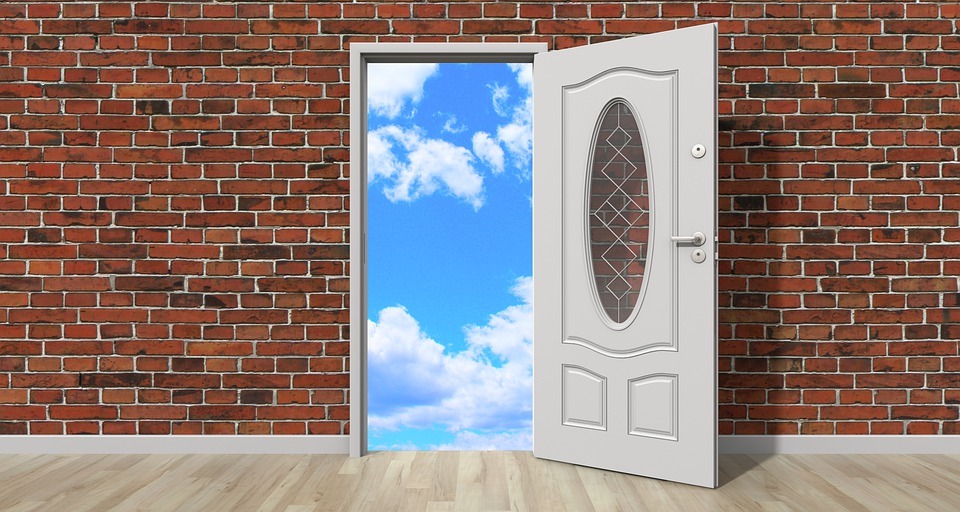 Rencontre des aînés, une porte ouverte sur un ciel bleu